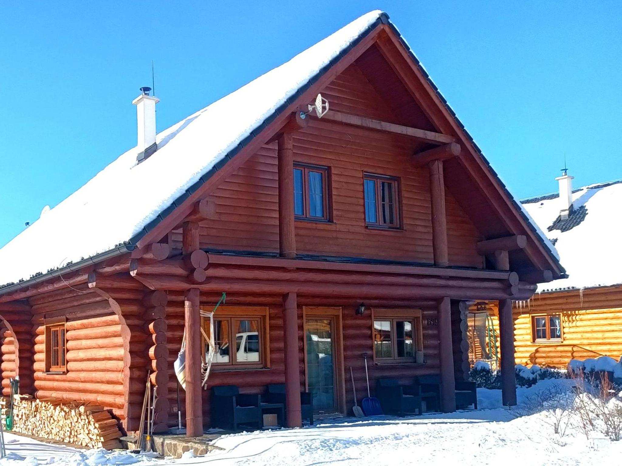 Blockhaus Bosorka Zrub im Schnee an einem sonnigen Tag